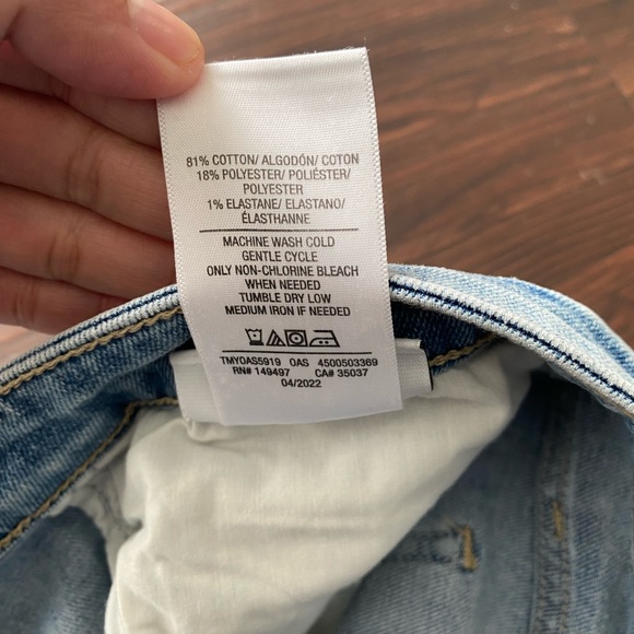 Joe's Flawless The Icon Mid Rise Skinny Crop. Size 33 - Picture 8 of 9